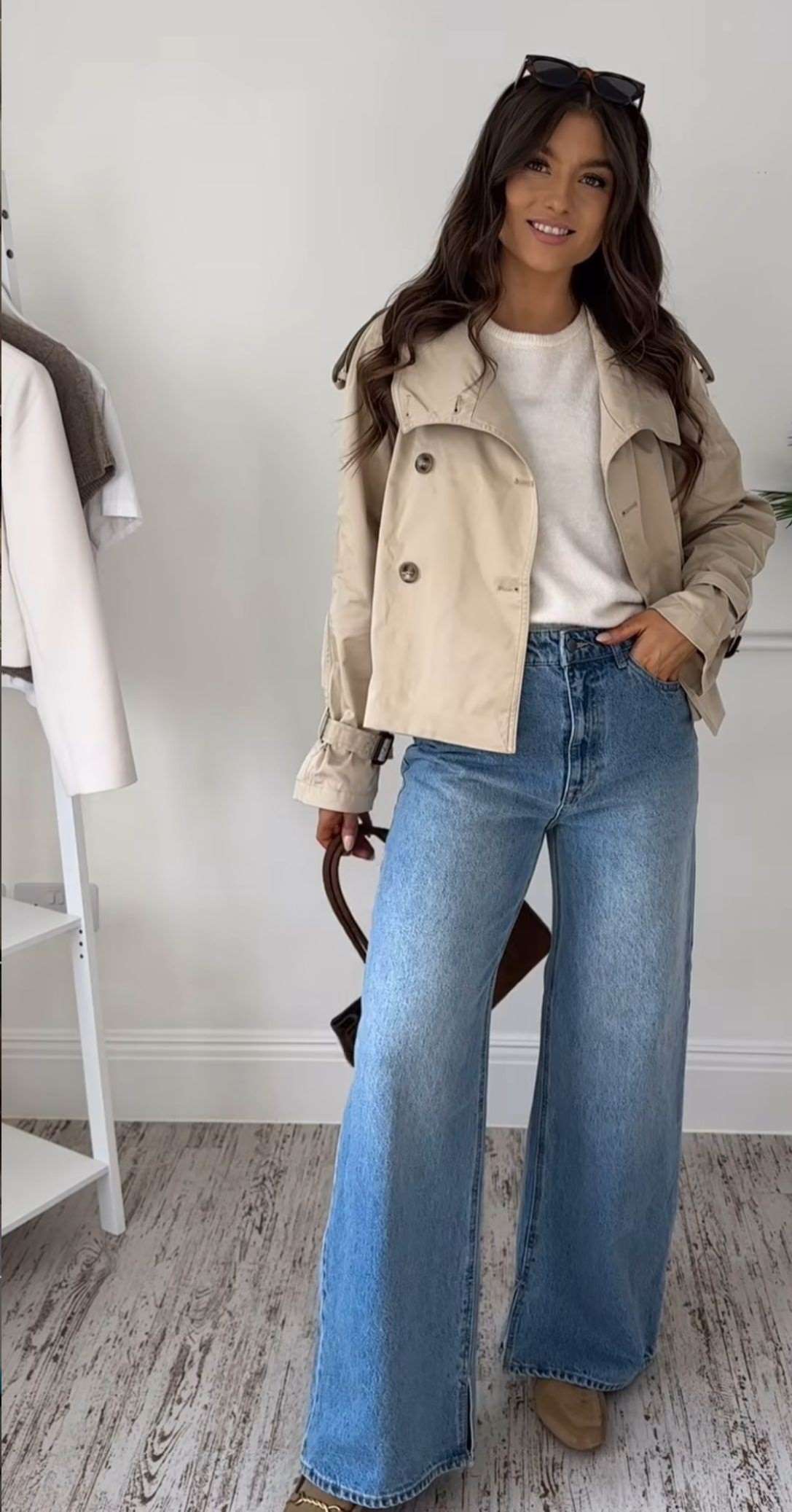 ژاکت قهوهای روشن + هودی + شلوار جین گشاد + کیف بزرگ + کفش کتانی