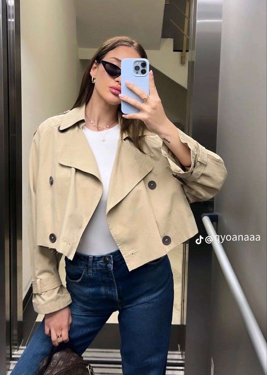 ژاکت کوتاه قهوهای روشن + شلوار جین روشن و بلند + کفش پاشنه بلند مشکی + کیف جیر قهوهای