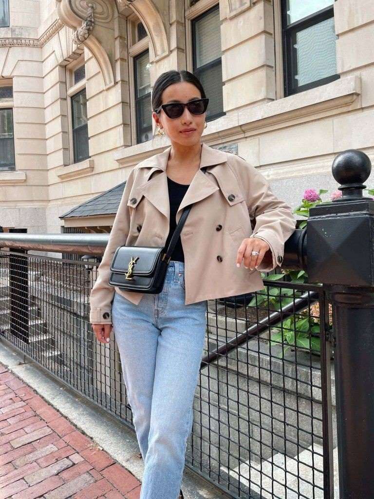 استایل شلوار جین با کت رنگ شتری شیک برای پاییز و زمستان 2026