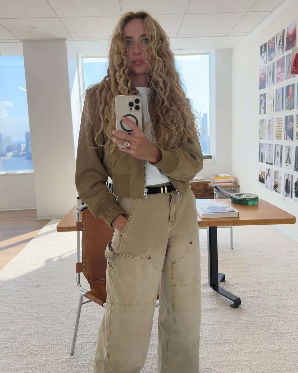 استایل شلوار جین با کت رنگ شتری شیک برای پاییز و زمستان 2026