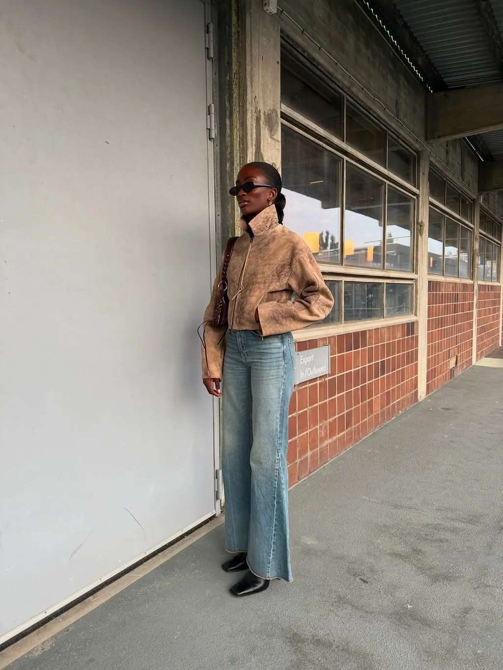 ژاکت کوتاه قهوهای روشن + تیشرت + شلوار جین گشاد + کفش راحتی مشکی