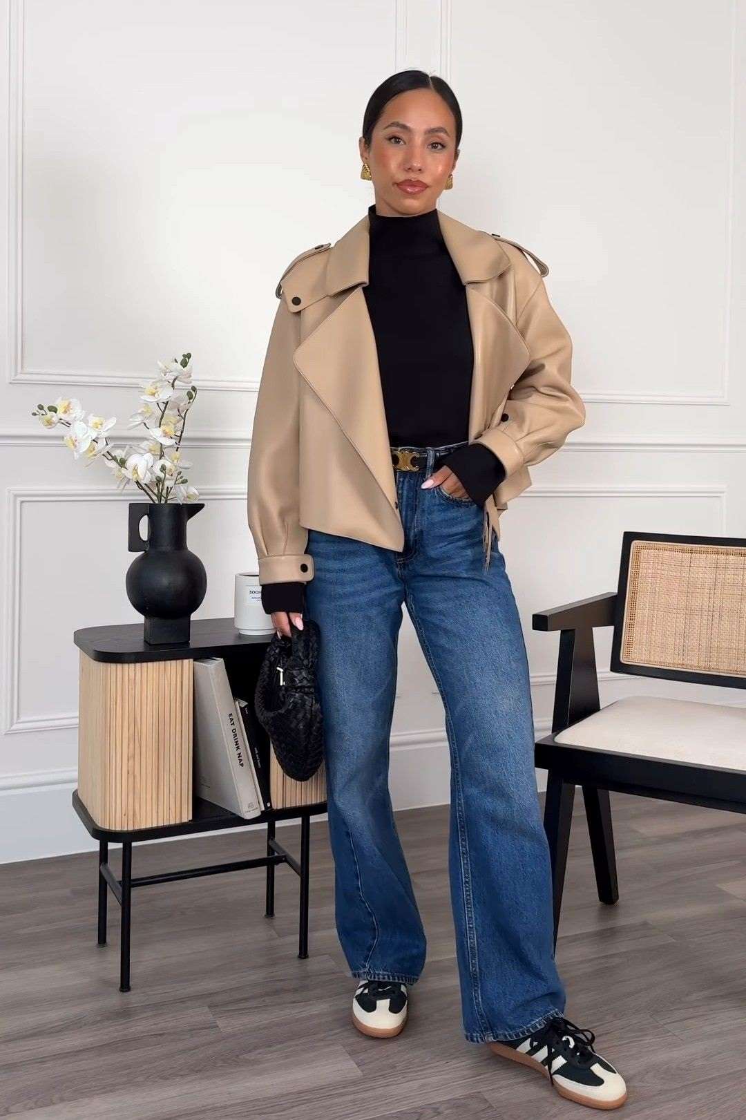 ژاکت قهوهای روشن بزرگ + تیشرت خاکستری کوتاه + شلوار جین گشاد ساق کوتاه