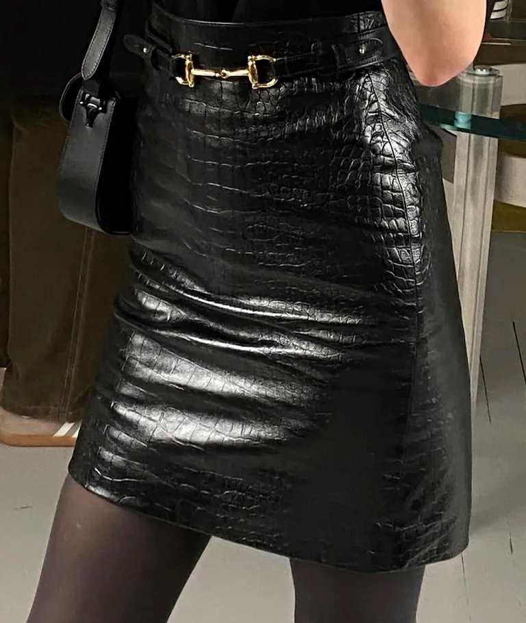 با دامن مدادیِ